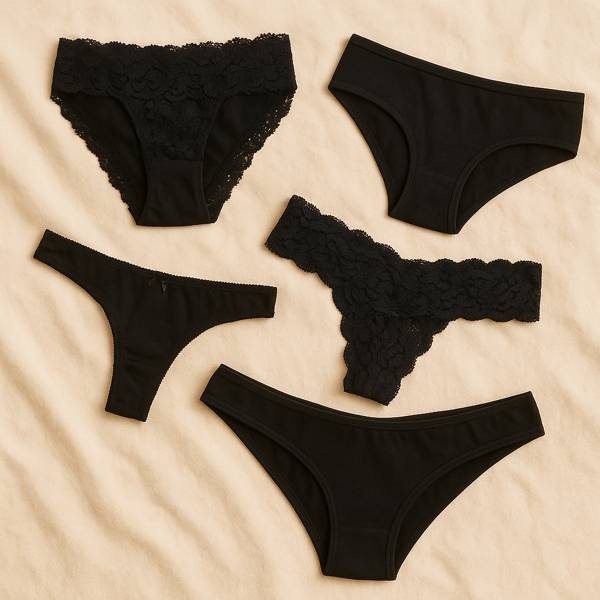 Elegante schwarze Damenhöschen – getragen & stilvoll auf hellem Untergrund arrangiert
